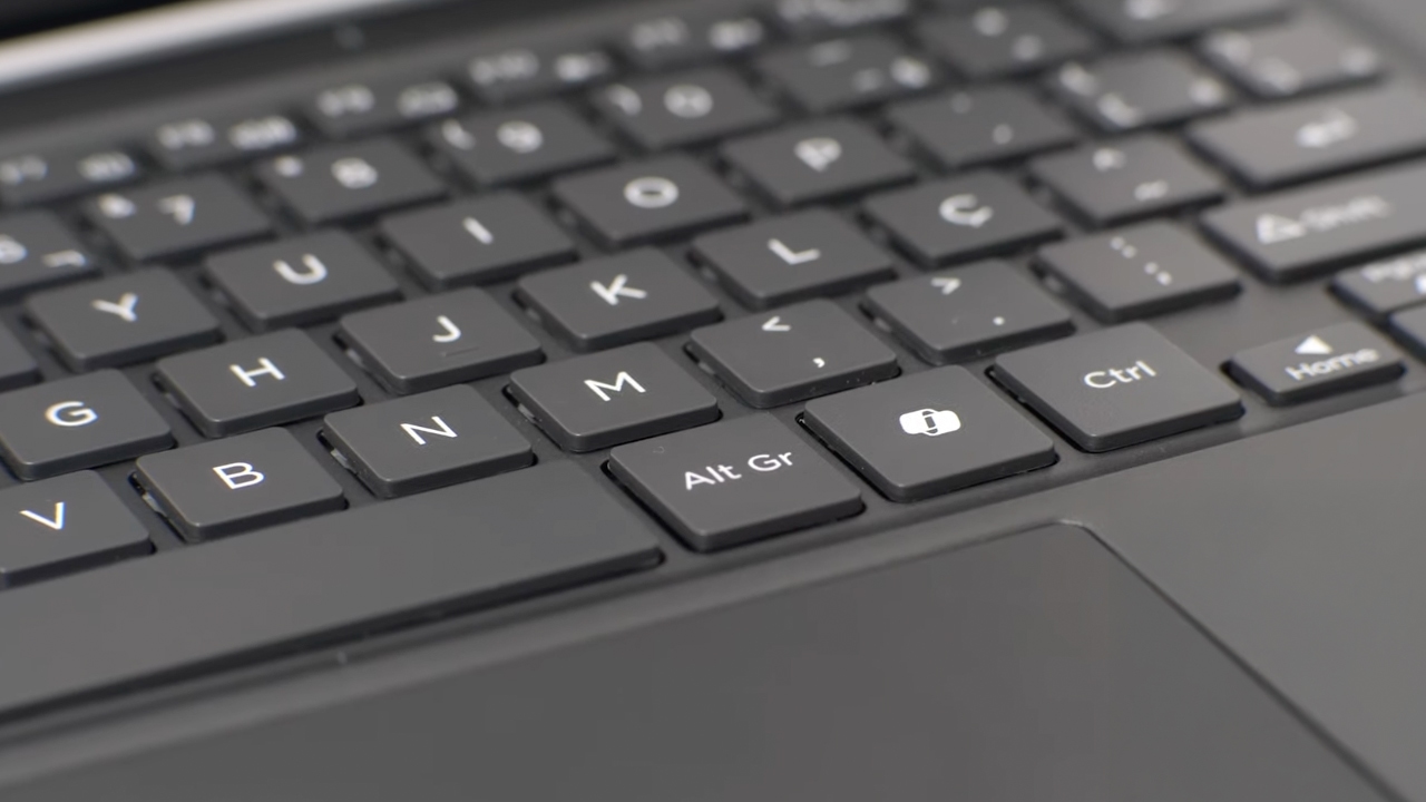 Teclado em tamanho reduzido e toque confortável